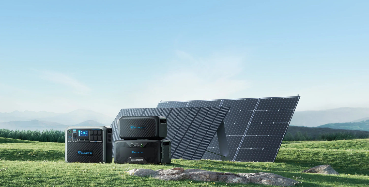 Una finca con paneles solares en el fodo, con generadores solarer Bluetti en el centro.