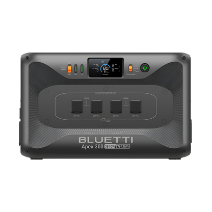Bluetti Apex 300 de frente con 4 receptaculos AC para accesar la energía de la batería solar, mostrando el porciento en la pantalla del equipo y seleccionador de 120V o 240V.