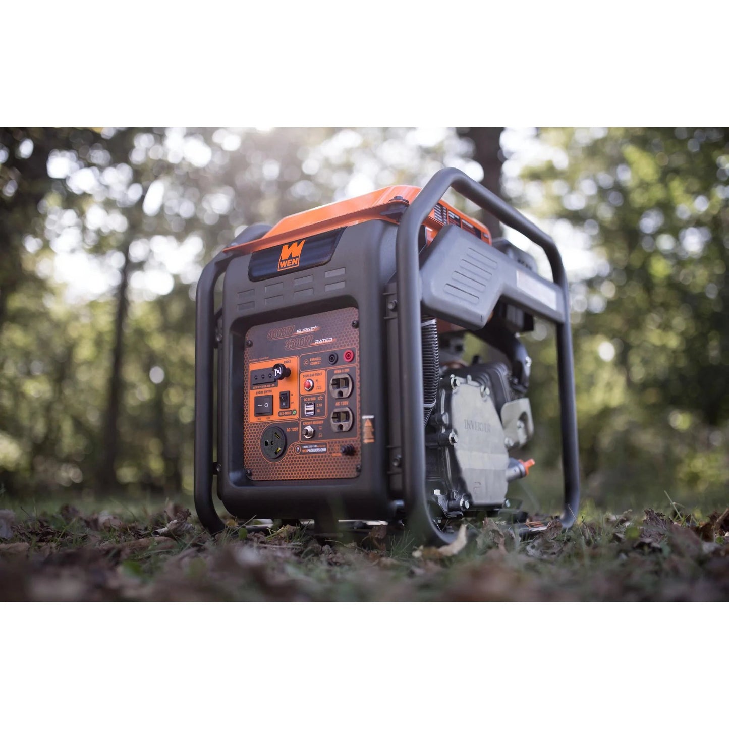 Generador Inverter WEN 4000W en un bosque.